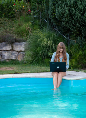 working by the pool 10 girl boss organization hacks